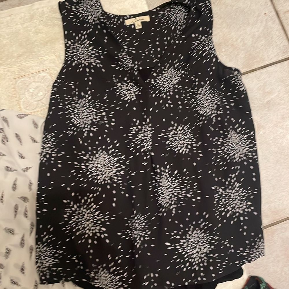 Stylish Women's Sleeveless Tops Bundle - Picture 2 of 9